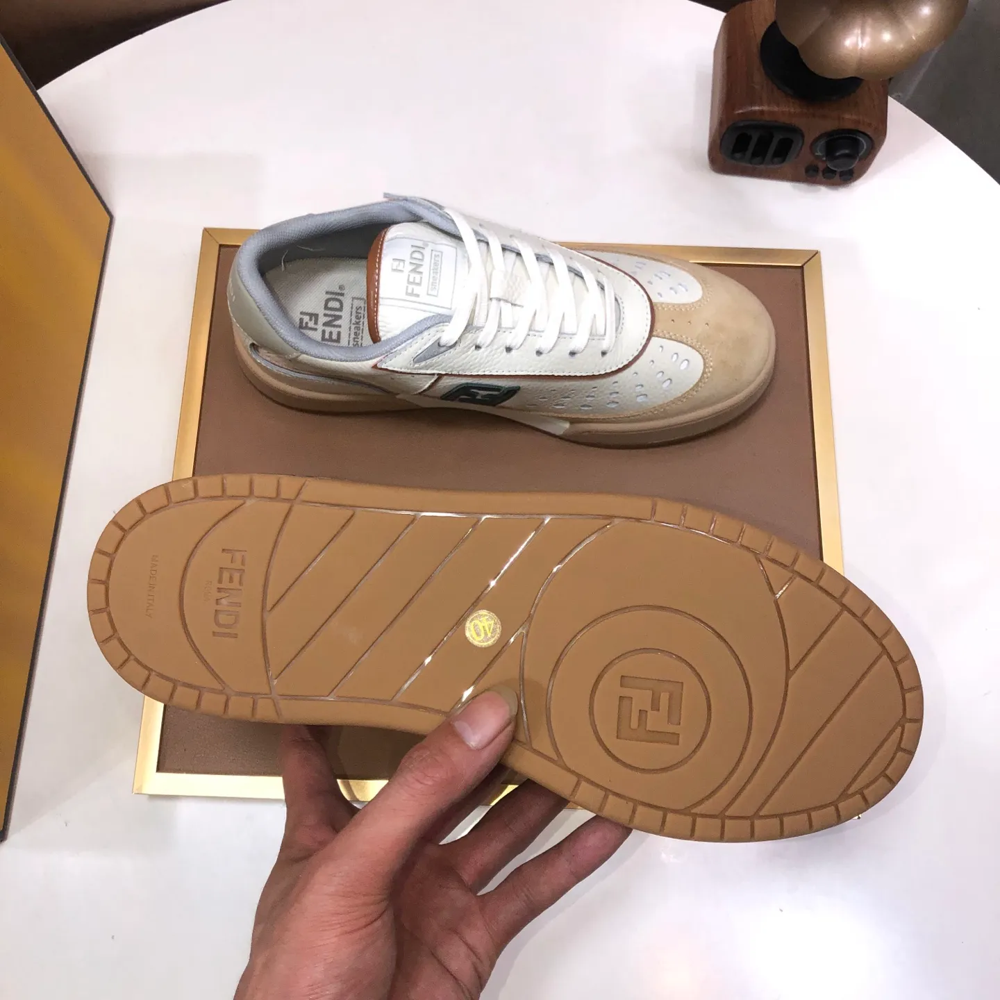 Men's men's shoes 💰600💰 Fendi 2023 latest couple model 🔥 Many 💑 stars have the same style FD match Original one-to-one replica Designer Kim Jones's first sneaker fendi match and Donkey brand Trainer basketball sneakers Material: Original silk leather Lining: Breathable mesh Packaging: Original 1:1 matching high-end packaging Size: Female 35-40 Male 38-44 (45 46. Custom-made (no return or exchange)